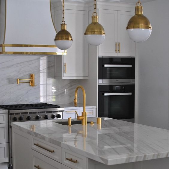 ¡Atrévete con detalles dorados en el baño y la cocina!