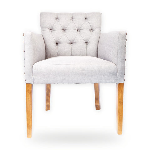 Sillón Tiara Piga capitonado en tela gris claro con patas de madera