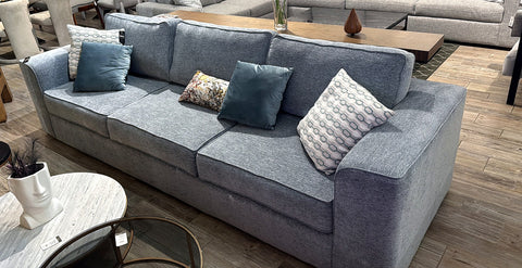 Sofá Alaska Piga de tres plazas en tela gris, showroom